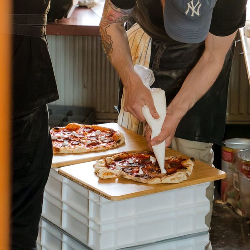Vegaanisen Hääpizzan viimeistely